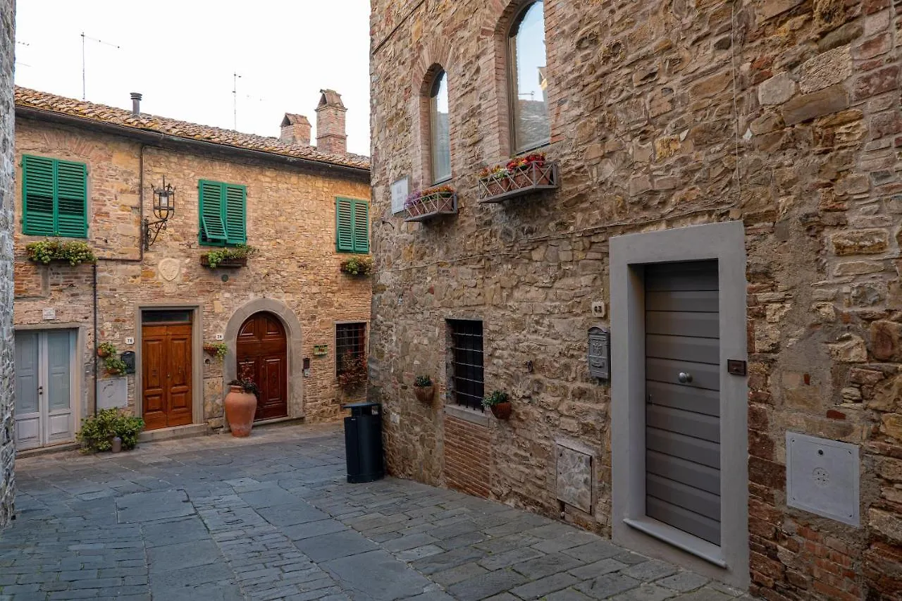 Old Medieval Apartment San Donato in Poggio 0*,  Italia